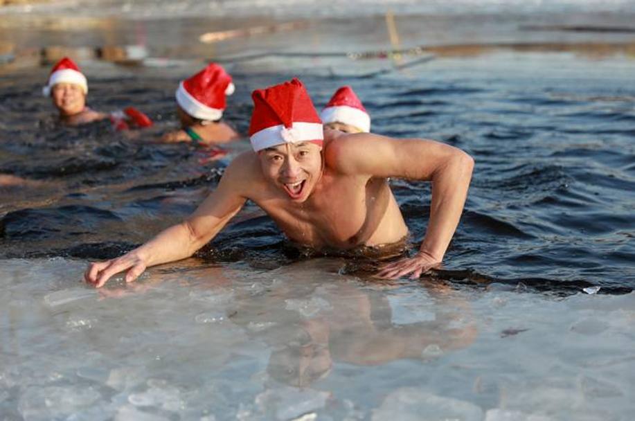 Shenyang, Cina: immersioni natalizie a -6 gradi, AFP